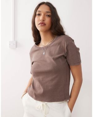 Monki – knapp sitzendes t-shirt - Braun
