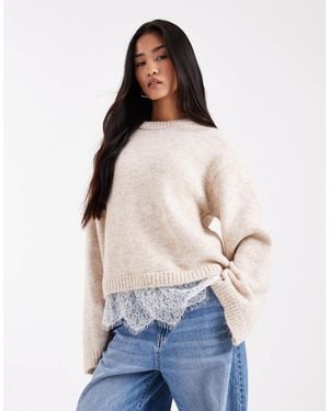 ASOS Pull en maille duveteuse avec manches amples et ourlet en dentelle - écru - Blanc