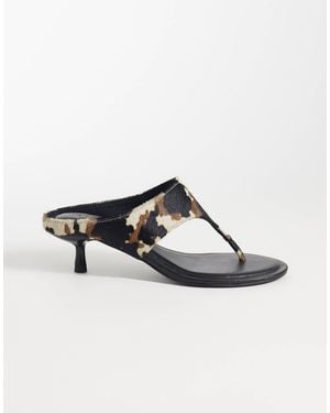 ASOS – helix – hochwertige zehenstegsandalen aus echtem leder mit absatz und kuhfellmuster - Weiß