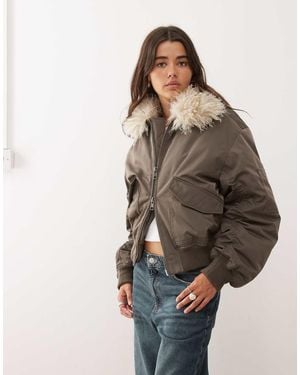 Weekday Chaqueta Bomber Marrón Topo Con Solapas De Piel Sintética Exclusiva En Asos De -Gris