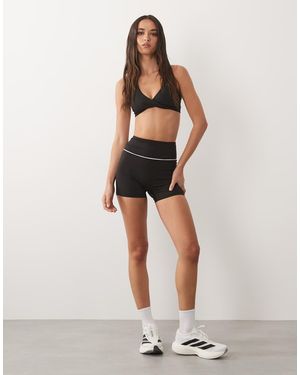 4505 Pantalones Cortos De 3" Negros Ajustados Con Detalle De Ribetes - Neutro