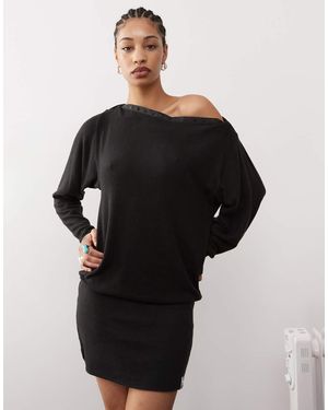 Basic Pleasure Mode Vestido Corto Gris Carbón Con Cuello Barco Y Detalle De Botón De Presión Bonnie De - Negro