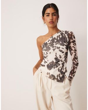 Gina Tricot Top Marrón Y Blanco Con Hombro Caído, Bajo Asimétrico Y Estampado De Vaca De Malla De - Neutro