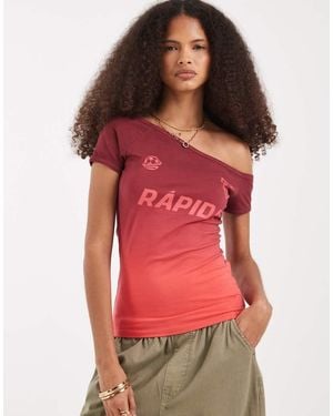 ASOS Bardot T-Shirt Met Blote Schouders En Grafische Voetbalprint - Rood