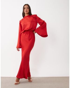 Kaiia Exclusivité - - robe longue en satin à manches larges et ourlet plongeant avec col montant et détail rabattu - Rouge