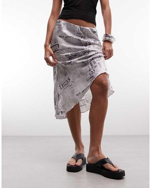 Weekday Falda Satinada Asimétrica Con Estampado Gráfico De Periódico - Gris