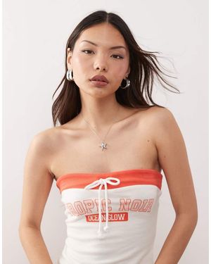 Monki Strapless Bandeautop Van Jersey Met Oranje Contrast Strikdetail En 'Tropic Noir' Varsity Print - Rood