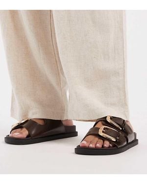 SEQWL Wide Fit Sandalias Marrones Planas Con Dos Hebillas De - Marrón