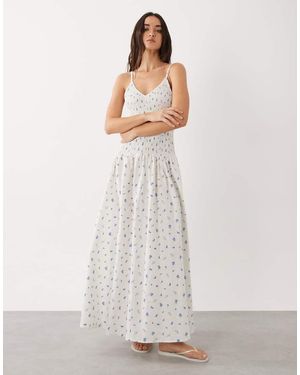 esmé studios Gesmokte Maxi Strandjurk Met Verlaagde Taille En Fijne Blauwe Bloemenprint - Wit