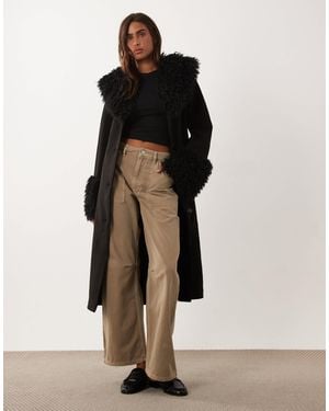 Miss Selfridge Trenchcoat aus wildlederimitat mit faux-mongolenfellbesatz - Schwarz