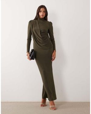TFNC London Vestido Maxi Fluido De Cuello Alto Con Espalda Drapeada En Verde Oliva Oscuro