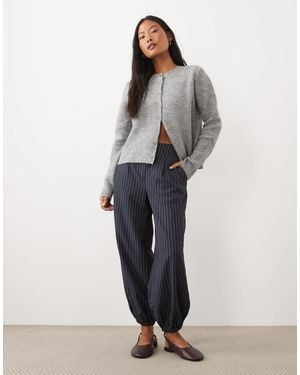 New Look Pantalon ballon à rayure fine - Gris
