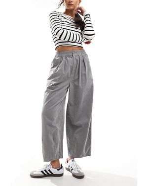ASOS – verkürzte cordhose - Grau