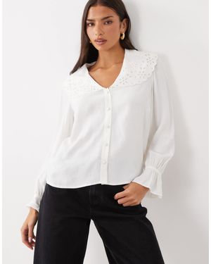 Nobody's Child Briar bluse mit spitzen-cutwork, oversize-kragen und rüschenärmeln - Weiß