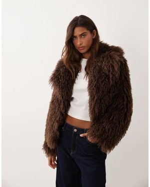 Miss Selfridge Kurze jacke aus faux-fur - Braun