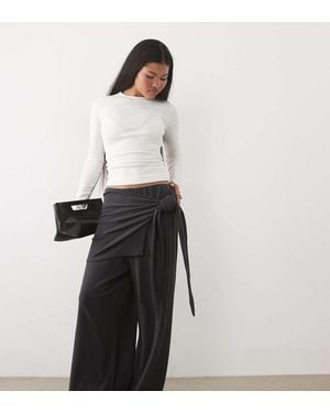 ASOS Asos Design Petite Supersoft Gedrapeerde Broek Met Strik Aan De Zijkant En Wijde Pijpen - Wit