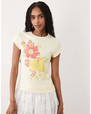 Miss Selfridge Camiseta Con Diseño Encogido Con Estampado Floral En Amarillo Mantequilla - Blanco