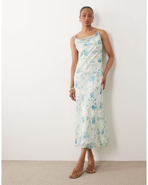 Vero Moda – smilla – midi-trägerkleid aus chiffon mit wasserfallausschnitt und blauem blumenmuster - Weiß
