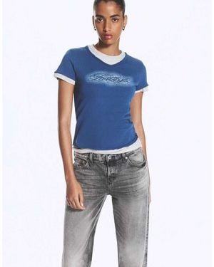 Weekday Top Baby Tee A Strati Con Scollo A V Con Stampa Grafica Lucky - Blu