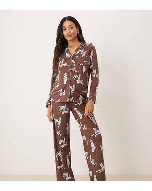 Chelsea Peers Pijama De Pantalones Y Camisa De Manga Larga Con Estampado De Dálmatas Y Cuello De Solapas Exclusivo De Maternity - Marrón