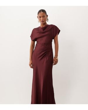 Forever New Vestido Maxi Al Bies De Satén Con Cuello Drapeado Alto Y Detalle Fruncido Lateral-Rojo