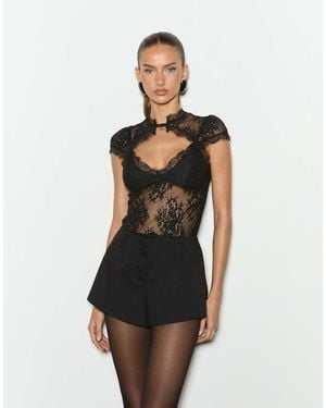 Noughts & Kisses Kanten Top Met Diepe Hals, Hoge Hals, Open Rug En Kapmouwen - Zwart