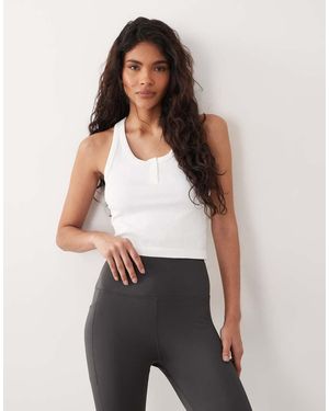 4505 Camiseta Blanca Sin Mangas Sin Costuras Con Cuello Panadero Ancho Y Espalda De Nadadora De Canalé - Blanco