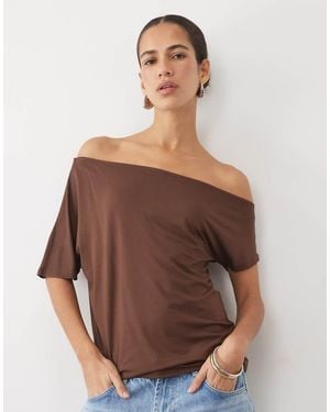 New Look T-Shirt Met Blote Schouders - Bruin