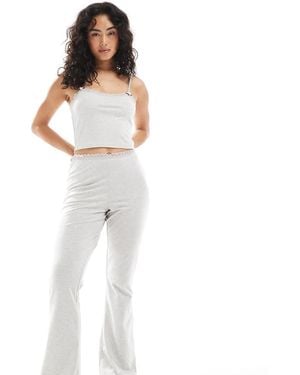 The Frolic Pantalones De Pijama Grises De Punto Liso De Corte Acampanado Con Ribete De Encaje Exclusivos De (Parte De Un Conjunto) - Blanco