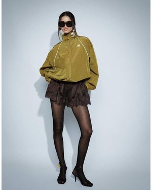 Noughts & Kisses Satijnen Shorts Met Kanten Rand En Strikceintuur - Metallic