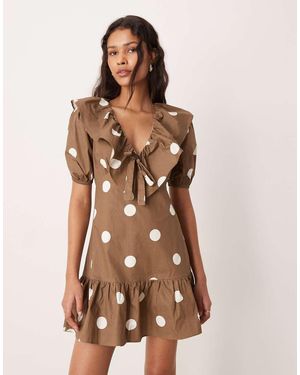 Glamorous Vestido Corto Marrón Con Solapas Grandes Y Estampado De Lunares De - Neutro