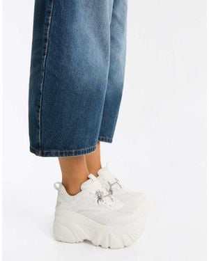 Bershka Sneakers Platform Con Charm Bianchi - Blu