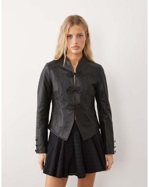 Urbancode Chaqueta Negra Entallada De Estilo Militar Con Botones De Rana De Cuero - Negro