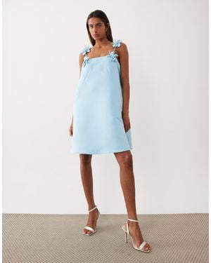Y.A.S Vestido Corto Azul Pálido Estructurado Con Tirantes Con Aplicaciones Florales De Satén De