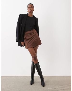ASOS – strukturierter satin-minirock - Weiß