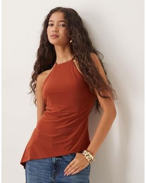 ASOS Top Ceñido Asimétrico Con Cuello Halter Y Herraje Dorado En La Espalda De -Naranja