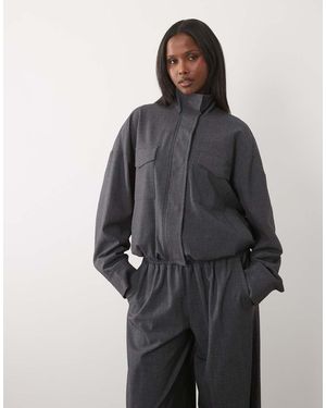Kaiia Exclusieve Bomberjack Co-Ord Met Opstaande Kraag, Zakdetails En Getailleerde Taille - Grijs