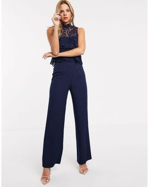 Chi Chi London – Marineblauer Jumpsuit mit Spitzenoverlay