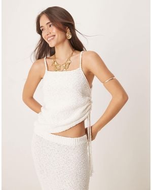 ASOS – gerafftes camisole aus strickstoff mit unregelmäßiger garnstruktur - Weiß