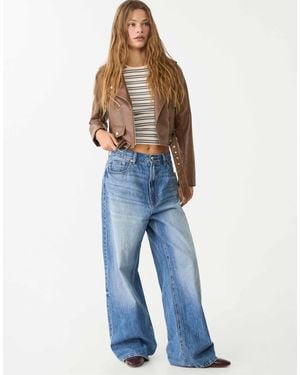 Stradivarius – bikerjacke aus bronzefarbenem kunstleder mit gürtel - Blau