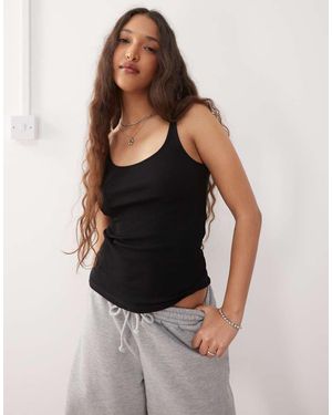 Monki Camiseta Negra De Tirantes Con Cuello Ancho De Canalé Fino De - Negro