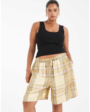 ASOS Asos design curve satin-shorts im city-look mit gelbem karomuster als kombiteil - Schwarz