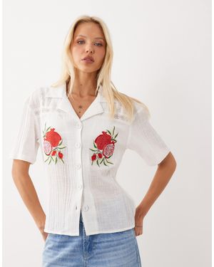 ASOS Hemd mit spitzeneinsatz und granatapfel-stickerei - Weiß