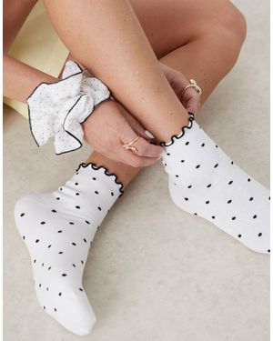 ASOS – gepunktete knöchelsocken mit farblich abgesetzter rüschenkante - Grau