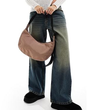 BAGGU Bandolera Mediana Marrón Cacao Con Diseño De Media Luna De Nailon De