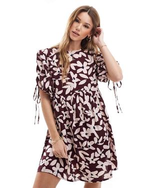 Wednesday's Girl Vestito Grembiule Corto Bordeaux Con Laccetti Sulle Maniche E Stampa Vistosa A Fiori - Bianco