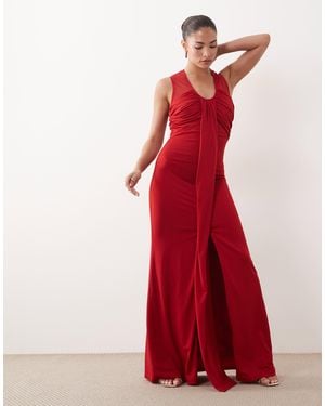 TFNC London Robe longue près du corps sans manches avec col v et fronces à l'avant - Rouge