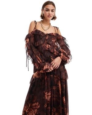ASOS – gestuftes, schulterfreies maxikleid mit rüschen und blumenmuster - Rot