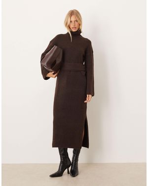 Pretty Lavish Robe longueur mollet en maille à col roulé, taille nouée et fente sur la jambe - marron chocolat