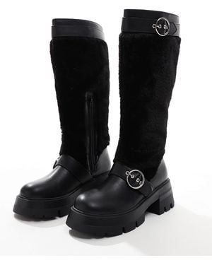 Public Desire Switch up - bottes en fausse fourrure duveteuse avec boucles - Blanc